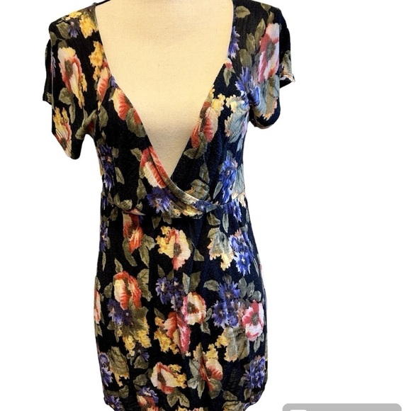 Kimchi Blue Top Dark Blue with Pink Floral Deep V Urban Outfitters size Medium - Picture 1 of 16